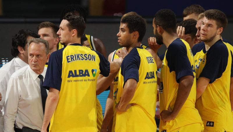 Coach Aito Garcia Reneses (l) ist mit Alba Berlin auf Kurs Richtung Meisterschaft. Coach Aito Garcia Reneses (l) ist mit Alba Berlin auf Kurs Richtung Meisterschaft.