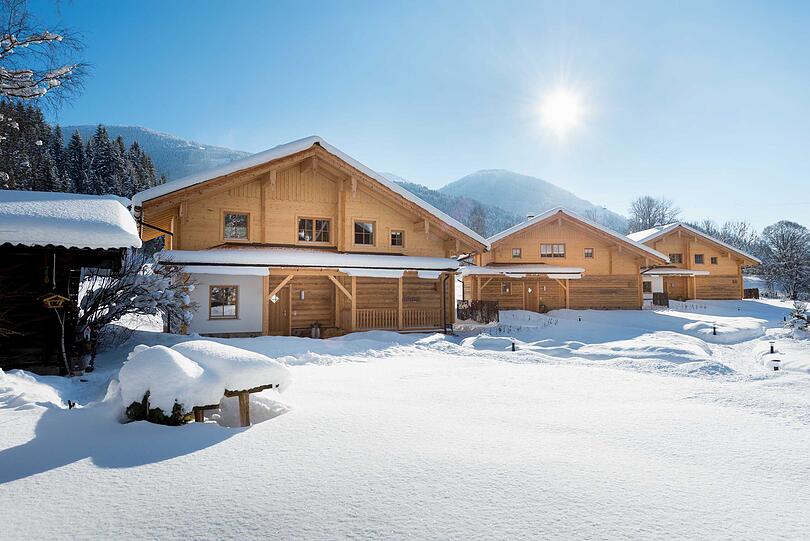 In ruhiger, sonniger Lage stehen die drei luxuriösen Chalets Edelrose, Alpenrose und Wildrose. Private Momente lassen sich hier wunderbar mit Aktivitäten in der verschneiten Landschaft kombinieren.