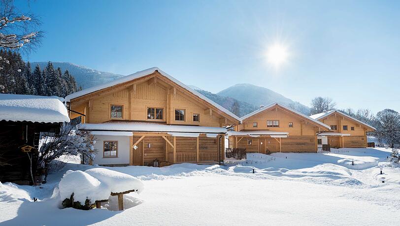 In ruhiger, sonniger Lage stehen die drei luxuriösen Chalets Edelrose, Alpenrose und Wildrose. Private Momente lassen sich hier wunderbar mit Aktivitäten in der verschneiten Landschaft kombinieren. In ruhiger, sonniger Lage stehen die drei luxuriösen Chalets Edelrose, Alpenrose und Wildrose. Private Momente lassen sich hier wunderbar mit Aktivitäten in der verschneiten Landschaft kombinieren.