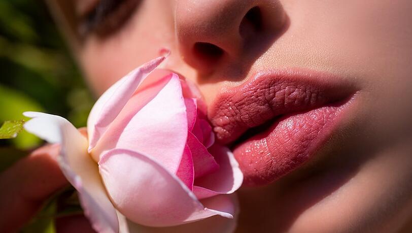 Der TikTok-Beautytrend Lip Bloss sorgt für softe und gepflegte Lippen.