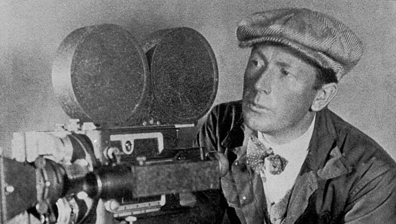 Friedrich Wilhelm Murnau mit Kamera. Friedrich Wilhelm Murnau mit Kamera.