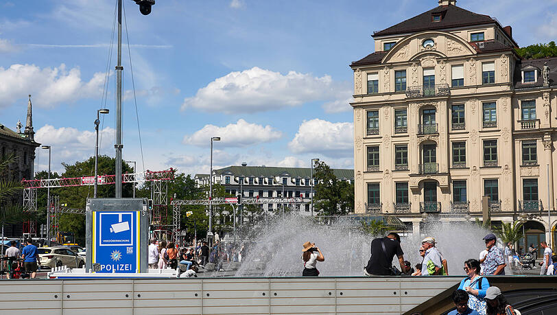 Die Sicherheitskamera der Polizei steht seit Sommer 2025 am Stachusbrunnen.