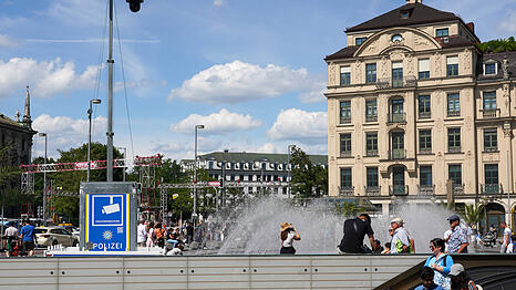Die Sicherheitskamera der Polizei steht seit Sommer 2025 am Stachusbrunnen.