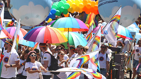 So zogen Teilnehmer der Parade anl&auml;sslich des Christopher Street Day (CSD) durch die Innenstadt. Die demokratischen Parteien im Stadtrat fordern mehr Schutz. (Archiv)