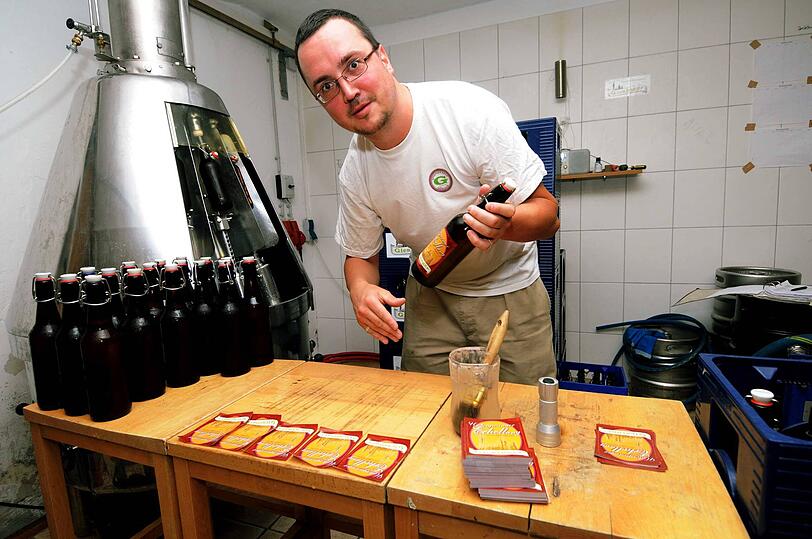 So hat mal alles angefangen: Steffen Marx klebt in einer Garage 2006 die Etiketten noch selbst auf. Die Flaschen? Sind Leergut von Hacker-Pschorr. So hat mal alles angefangen: Steffen Marx klebt in einer Garage 2006 die Etiketten noch selbst auf. Die Flaschen? Sind Leergut von Hacker-Pschorr.