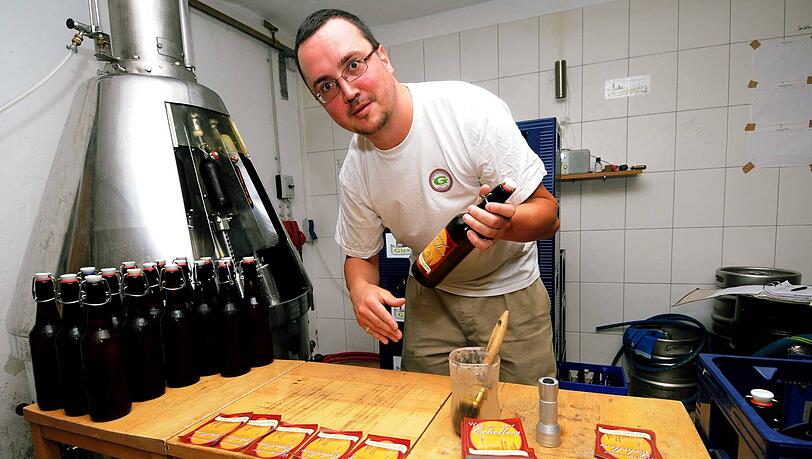So hat mal alles angefangen: Steffen Marx klebt in einer Garage 2006 die Etiketten noch selbst auf. Die Flaschen? Sind Leergut von Hacker-Pschorr. So hat mal alles angefangen: Steffen Marx klebt in einer Garage 2006 die Etiketten noch selbst auf. Die Flaschen? Sind Leergut von Hacker-Pschorr.