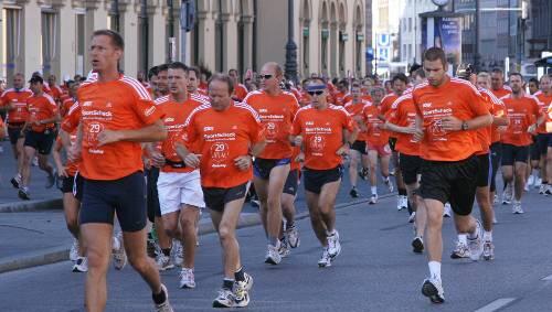 Erst in der Gruppe macht's richtig Spaß: Der Stadtlauf in München. Erst in der Gruppe macht's richtig Spaß: Der Stadtlauf in München.