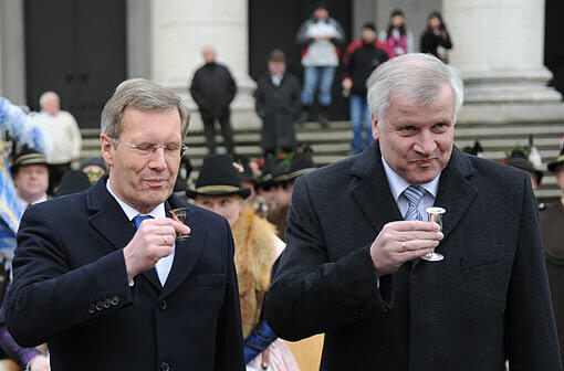 &bdquo;Das ist auch gut gegen Erkältung&ldquo;: Wulff (r.) und Seehofer beginnen den Tag in München mit etwas Hochprozentigem.