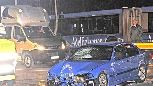 Ein 23-Jähriger hat auf der Boschetsriederstraße die Kontrolle über sein Auto verloren und ist in den Gegenverkehr gerast - mehrere Personen wurden verletzt. Ein 23-Jähriger hat auf der Boschetsriederstraße die Kontrolle über sein Auto verloren und ist in den Gegenverkehr gerast - mehrere Personen wurden verletzt.