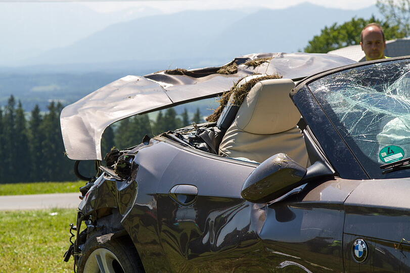 Schrecklicher Unfall in Hohenpeißenberg. Ein Beifahrer ist tot, die Fahrerin hat keinen Führerschein - und flüchtet. Die Bilder von der Unfallstelle.