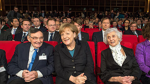 Bundeskanzlerin Angela Merkel (m., CDU) neben den Auschwitz-Überlebenden Eva Pusztai-Fahidi (r.) und Marian Turski (l.).