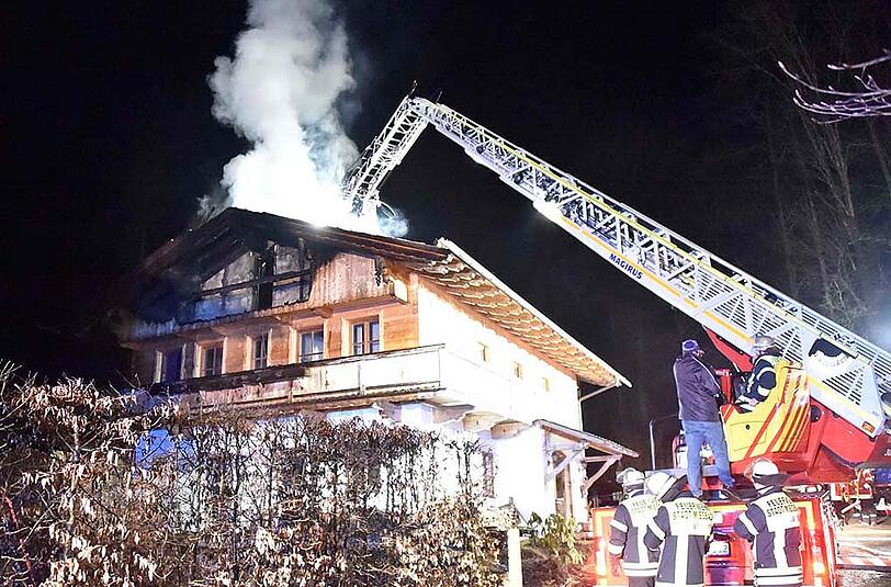Bilder vom Dachstuhlbrand in Irschenberg. Vermutlich sorgte eine Zigarettenkippe für das Feuer.