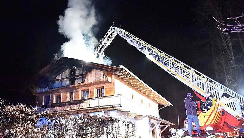 Bilder vom Dachstuhlbrand in Irschenberg. Vermutlich sorgte eine Zigarettenkippe für das Feuer. Bilder vom Dachstuhlbrand in Irschenberg. Vermutlich sorgte eine Zigarettenkippe für das Feuer.