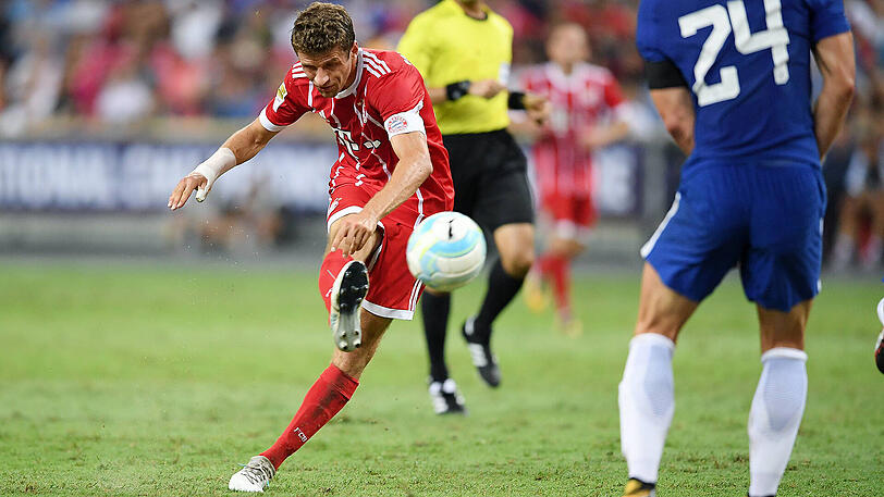 Die Profis des FC Bayern feiern ihr ersehntes ErfolgserlebnisDas war wieder ziemlich Bayern-like. Mit 3:2 (3:1) besiegt der deutsche Meister Englands Champion FC Chelsea nach starkem Start in Singapur. Es war der erste Erfolg auf der so strapaziösen Asien-Reise.