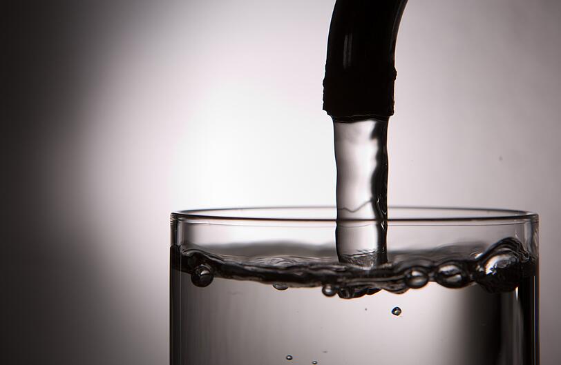 Leitungswasser muss genauso gut sein wie Mineralwasser. (Symbolbild)
