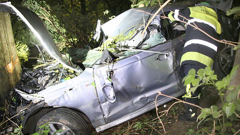 Der Audi-Fahrer fuhr einen Hang hinunter und krachte gegen einen Baum. Die Bilder vom Unfallort.