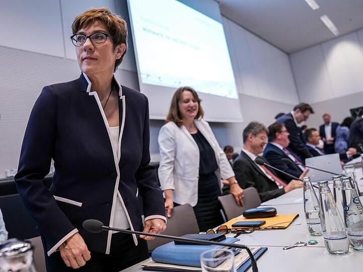 Annegret Kramp-Karrenbauer vor der Sondersitzung des Bundestags im Paul-Löbe-Haus.
