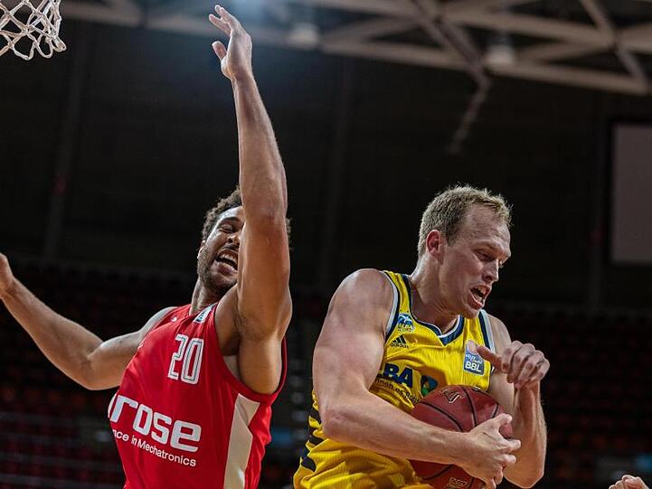 Bambergs Elias Harris (l) in Aktion gegen Luke Sikma von Alba Berlin.