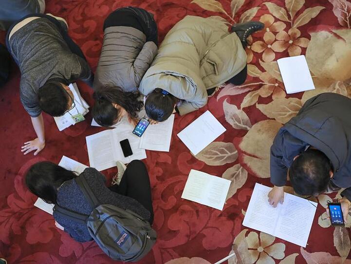 Journalisten arbeiten in der Großen Halle des Volkes auf dem Fußboden.