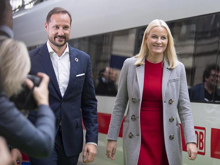 Das norwegische Kronprinzenpaar Haakon und Mette-Marit bei ihrer Ankunbft in Frankfurt.