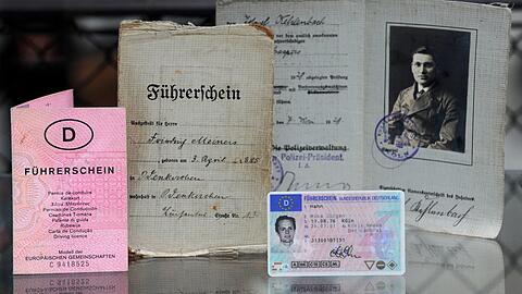 Ein bisserl Nostalgie: Zwei alte Führerscheine von 1929, ein rosa Führerschein, der zwischen 1986 und 1998 ausgestellt wurde, und ein EU-Führerschein, der seit 1999 ausgegeben wird.