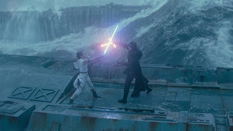 Daisy Ridley als Rey (l.) und Adam Driver als Kylo Ren in "Star Wars: Der Aufstieg Skywalkers".