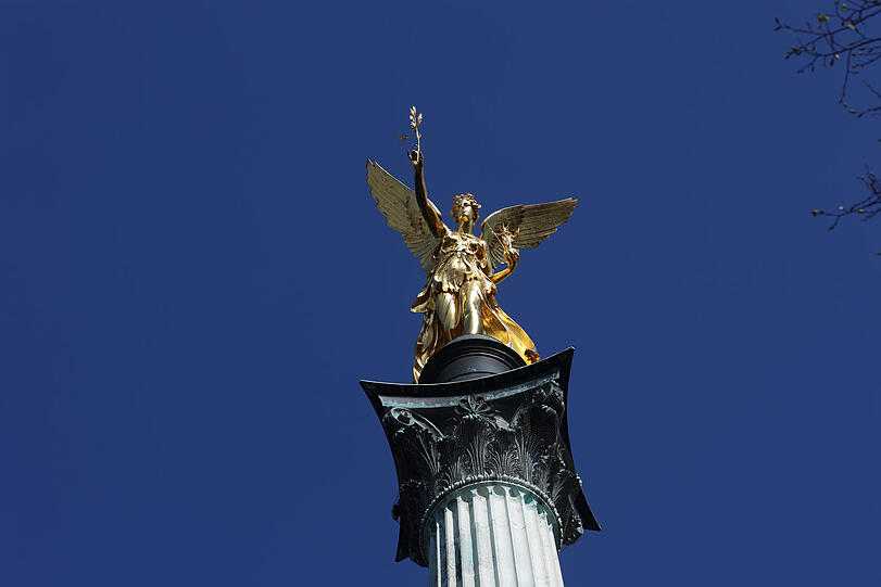 Unter dem gold-glänzenden Friedensengel endet die Tour durch die Maximiliansanlagen.