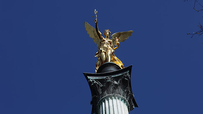 Unter dem gold-glänzenden Friedensengel endet die Tour durch die Maximiliansanlagen.
