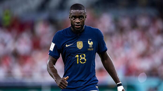 Frankreichs Dayot Upamecano gestikuliert.