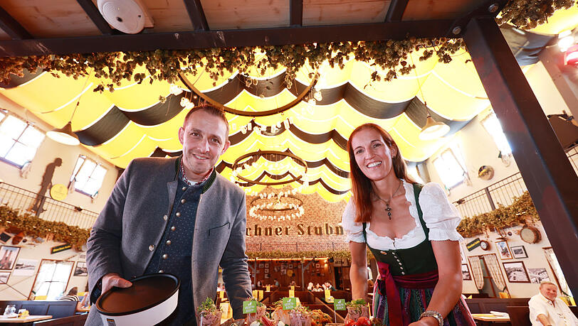 Alexander Egger und Kathrin Wickenhäuser-Egger wollen kein Essen in den Müll werfen. Der Rest vom Brettl kommt in die Box. Alexander Egger und Kathrin Wickenhäuser-Egger wollen kein Essen in den Müll werfen. Der Rest vom Brettl kommt in die Box.