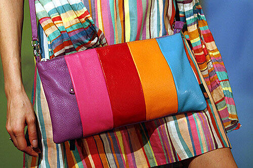 Sie und ihre Handtasche.