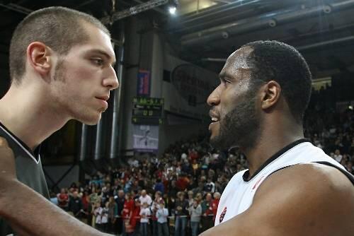 Bei dem einen klappt&rsquo;s, bei dem anderen überhaupt nicht: Bambergs Eric Taylor (rechts) spielt bärenstark, Tim Ohlbrecht enttäuscht.