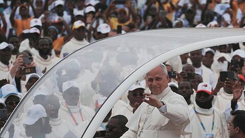 Leo XIV. lie&szlig; sich im Papamobil durch die Menschenmenge fahren.