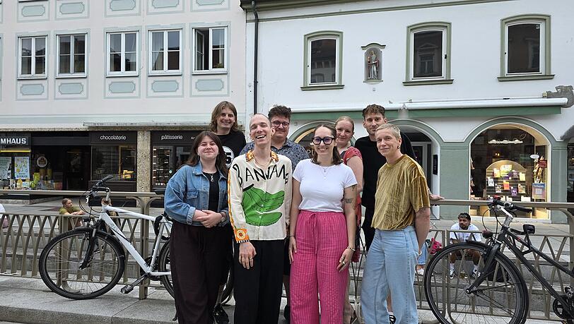 In Freising wird es auch bald bunt: Dort soll am 11. Juli 2026 ein erster Christopher Street Day (CSD) stattfinden. Ein Teil des Teams, darunter Lucy Knott (vorne, Zweite von rechts). In Freising wird es auch bald bunt: Dort soll am 11. Juli 2026 ein erster Christopher Street Day (CSD) stattfinden. Ein Teil des Teams, darunter Lucy Knott (vorne, Zweite von rechts).