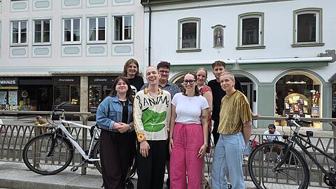 In Freising wird es auch bald bunt: Dort soll am 11. Juli 2026 ein erster Christopher Street Day (CSD) stattfinden. Ein Teil des Teams, darunter Lucy Knott (vorne, Zweite von rechts).