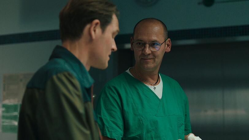 Petr Pelikán (rechts) ist im wahren Leben Präparator am Klinikum Nürnberg. Im "Tatort: Gottesgarten" darf er den Pathologen spielen, der Felix Voss (Fabian Hinrichs) Genaueres über die Todesursache von Elias Schaller berichtet. Petr Pelikán (rechts) ist im wahren Leben Präparator am Klinikum Nürnberg. Im "Tatort: Gottesgarten" darf er den Pathologen spielen, der Felix Voss (Fabian Hinrichs) Genaueres über die Todesursache von Elias Schaller berichtet.