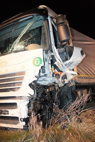 Zwei Tote und mehrere Schwerverletzte bei Verkehrsunfall nahe Ampfing &ndash; Voll besetztes Auto raste in entgegenkommenden Lkw. Die Bilder vom schrecklichen Crash.