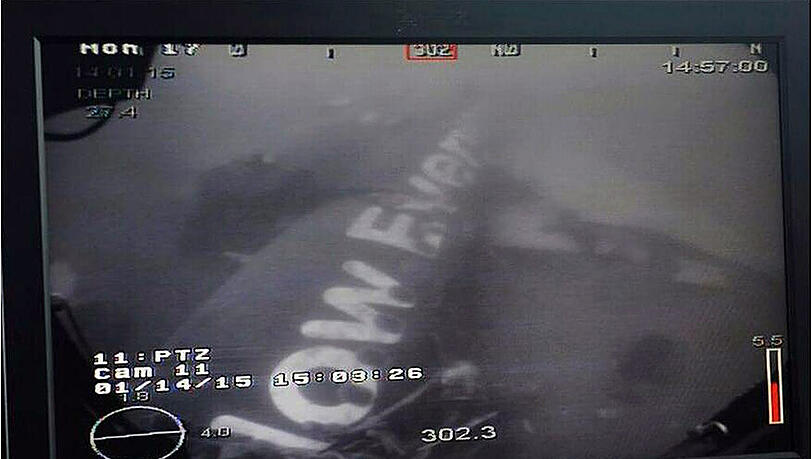 Nach einer Pause soll die Bergung des Flugzeug-Wracks fortgesetzt werden, in dem noch immer über 100 Leichen sind. Nach einer Pause soll die Bergung des Flugzeug-Wracks fortgesetzt werden, in dem noch immer über 100 Leichen sind.