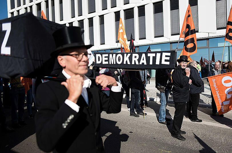 Bilder von der TTIP-Demo in Berlin. Laut Polizei nahmen rund hunderttausend Menschen am Protestmarsch durch die Hauptstadt teil.
