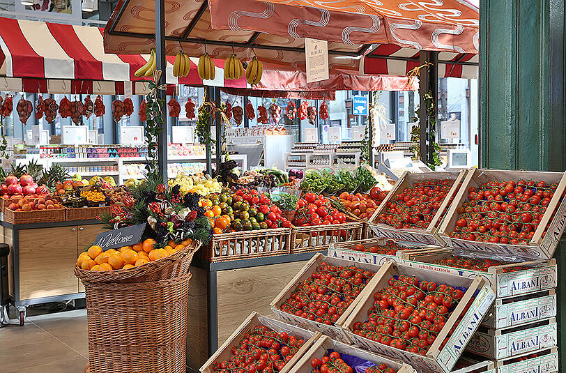 20: Täglich frisches Obst und Gemüse in der Nähe des Haupteingangs.