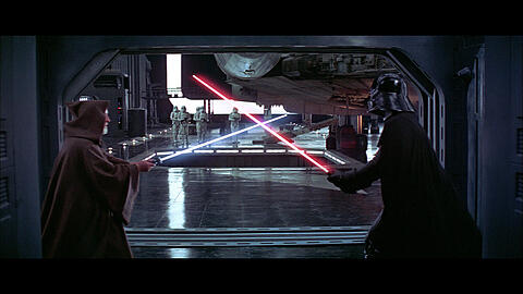 Das große Lichtschwert-Showdown zwischen Obi-Wan Kenobi (Alec Guinness) und Darth Vader (David Prowse) auf dem Todesstern.