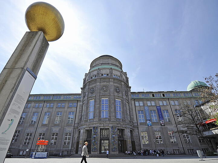 Der Haupteingang des Deutschen Museums in München
