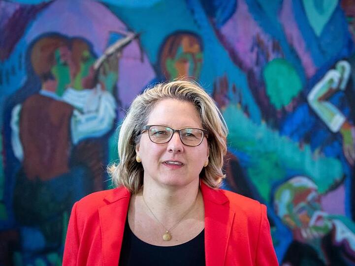 Bundesumweltministerin Schulze betont die existenzielle Bedeutung im Kampf gegen das Artensterben.