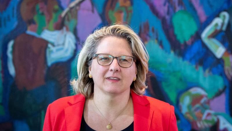 Bundesumweltministerin Schulze betont die existenzielle Bedeutung im Kampf gegen das Artensterben. Bundesumweltministerin Schulze betont die existenzielle Bedeutung im Kampf gegen das Artensterben.