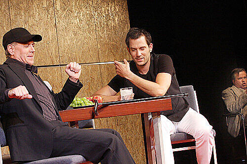 Drei Schauspieler bim Einstimmen zur Talk-Show über Hitler: Heimo Essl, Jan Ole Sroka und Pius Maria Cüppers (von links) im Walser-Stück.