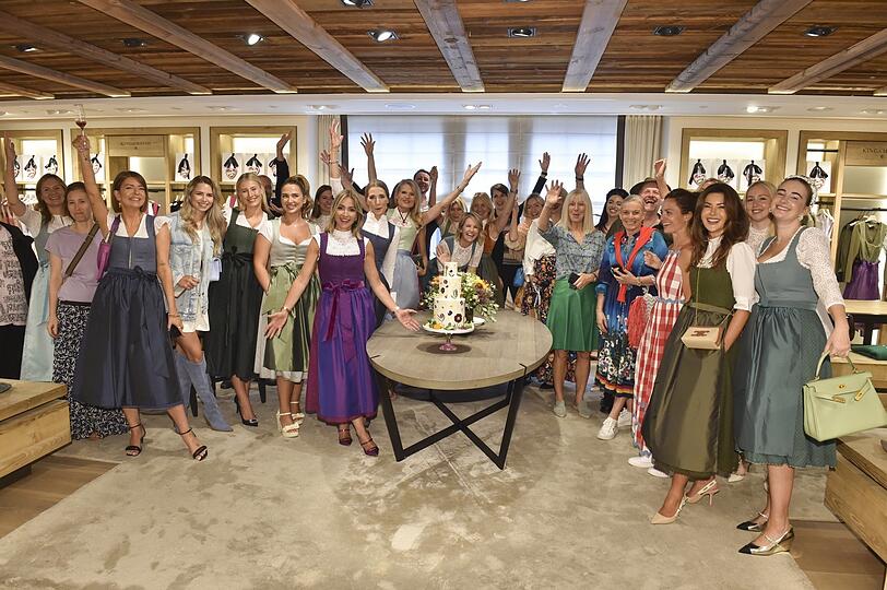 Hoch die Hände: Dirndl-Designerin Kinga Mathe (vorn, Mitte, im Violett-Dirndl) feiert ihr 15-jähriges Jubiläum bei Lodenfrey.