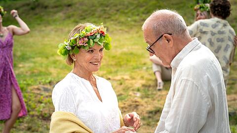 Anna (Uschi Glas) und Henrik (Leonard Lansink) in einer Szene der Folge "Einfach nur Liebe" der Reihe "Inga Lindström".