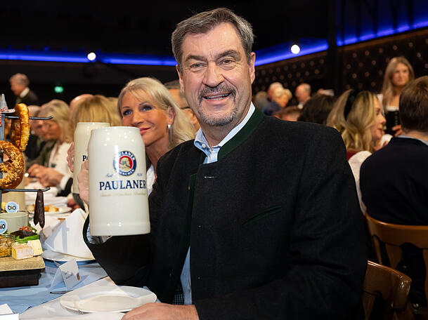Markus Söder (CSU), Ministerpräsident von Bayern, und seine Frau Karin nehmen am Starkbieranstich auf dem Nockherberg teil. Er kassierte die meisten Witze.
