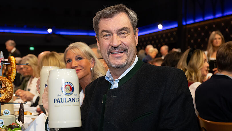 Markus Söder (CSU), Ministerpräsident von Bayern, und seine Frau Karin nehmen am Starkbieranstich auf dem Nockherberg teil. Er kassierte die meisten Witze.