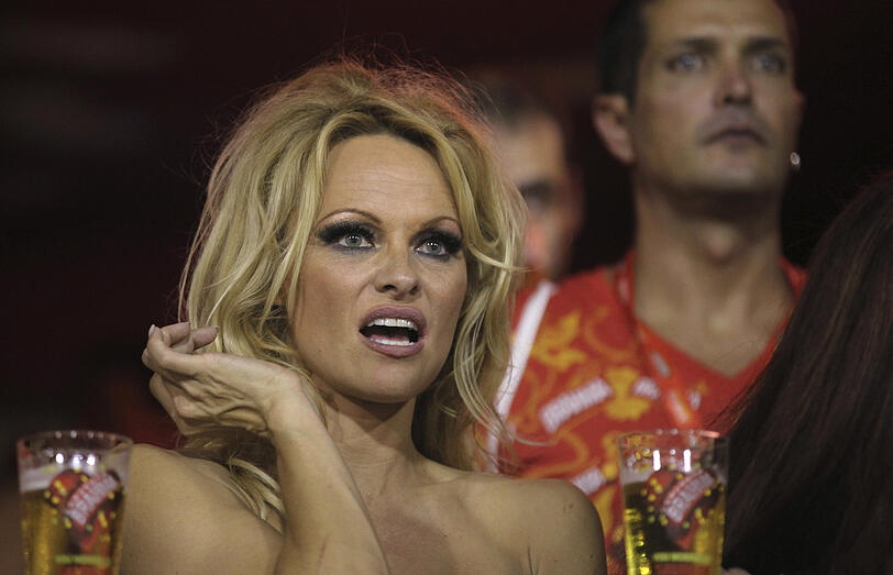 Nackte Haut, Samba und bunte Farben: Promis amüsieren sich in Rio. Mit dabei: Pamela Anderson, Gisele Bündchen, Fußball-Star Ronaldinho und Schauspieler Jude Law
